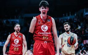 Aday Mara celebra una canasta con el Casademont Zaragoza.
