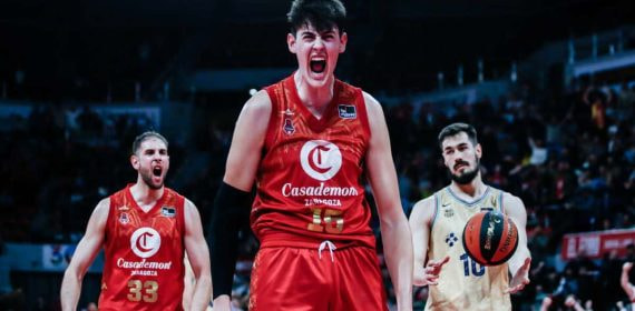Aday Mara celebra una canasta con el Casademont Zaragoza.