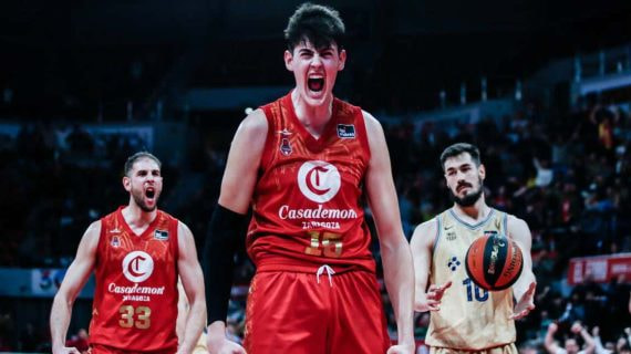Aday Mara celebra una canasta con el Casademont Zaragoza.