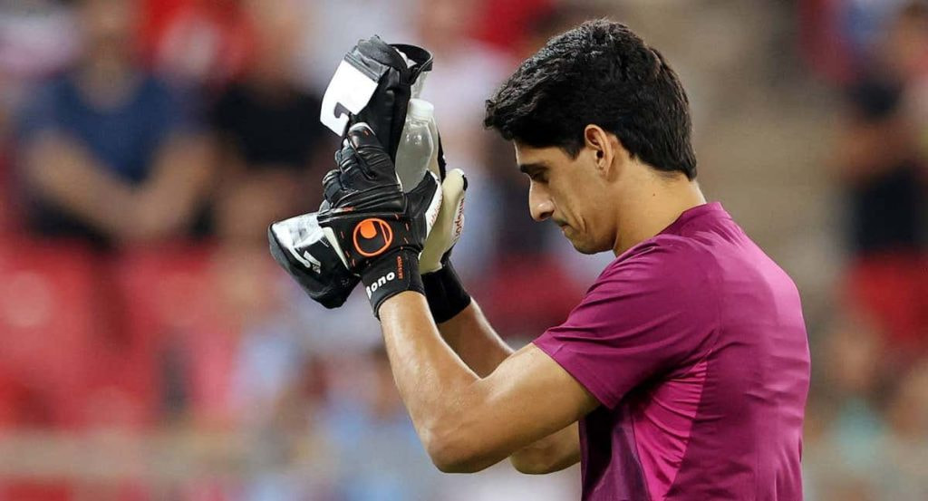 Bono aplaude a la afición del Sevilla durante el calentamiento.