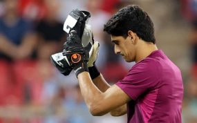 Bono aplaude a la afición del Sevilla durante el calentamiento.