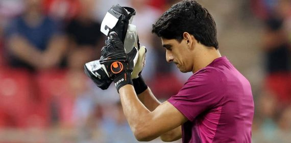 Bono aplaude a la afición del Sevilla durante el calentamiento.