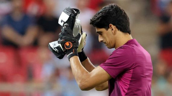 Bono aplaude a la afición del Sevilla durante el calentamiento.
