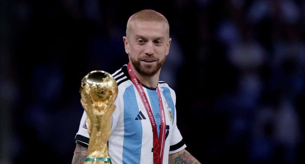 El Papu Gómez mira la Copa del Mundo tras haber ganado el título con Argentina en el Mundial de Catar 2022.