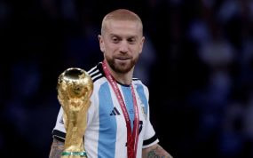 El Papu Gómez mira la Copa del Mundo tras haber ganado el título con Argentina en el Mundial de Catar 2022.