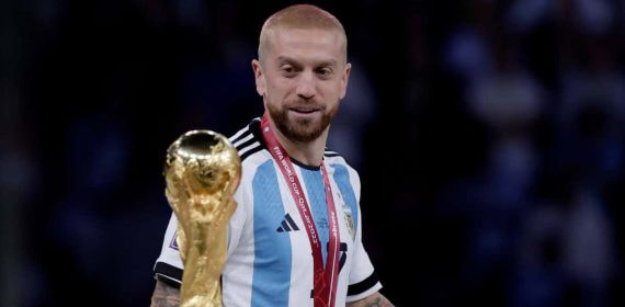 El Papu Gómez mira la Copa del Mundo tras haber ganado el título con Argentina en el Mundial de Catar 2022.