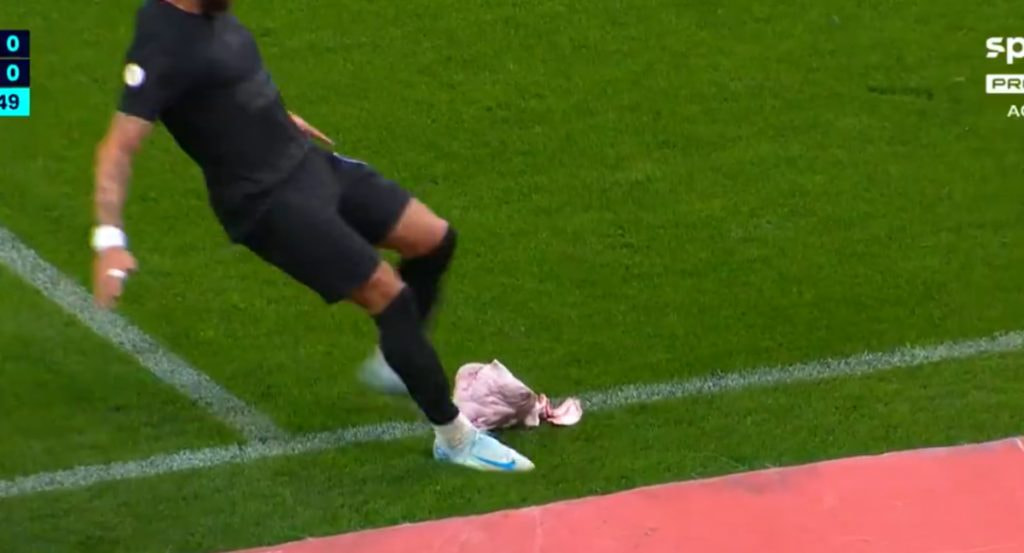 Yuri Alberto patea la cabeza de cerdo fuera del campo.