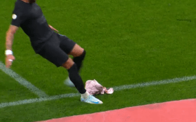 Yuri Alberto patea la cabeza de cerdo fuera del campo.