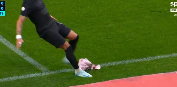Yuri Alberto patea la cabeza de cerdo fuera del campo.