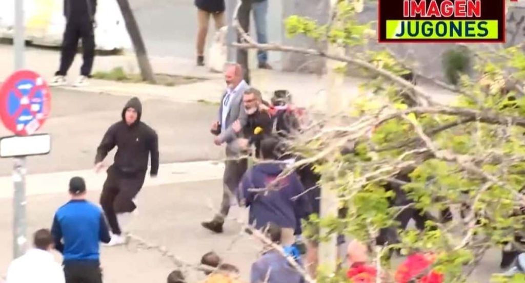 Captura del momento en que es agredido Ignacio Navarro, director general.