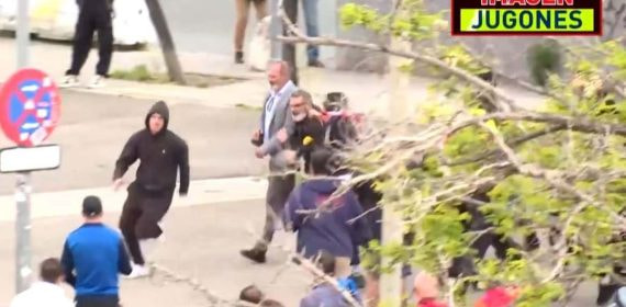 Captura del momento en que es agredido Ignacio Navarro, director general.