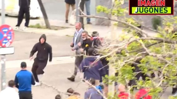 Captura del momento en que es agredido Ignacio Navarro, director general.