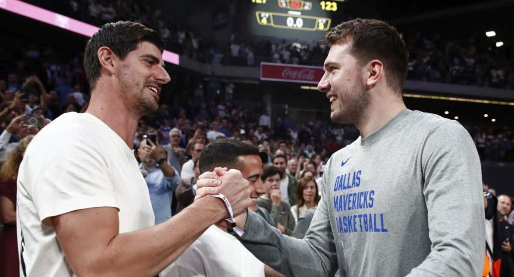 Thibaut Courtois y Luka Doncic se saludan en el Wizink Center antes del partido entre el Real Madrid y los Dallas Mavericks.