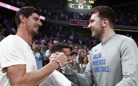 Thibaut Courtois y Luka Doncic se saludan en el Wizink Center antes del partido entre el Real Madrid y los Dallas Mavericks.