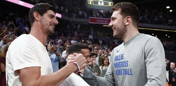 Thibaut Courtois y Luka Doncic se saludan en el Wizink Center antes del partido entre el Real Madrid y los Dallas Mavericks.