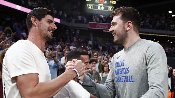 Thibaut Courtois y Luka Doncic se saludan en el Wizink Center antes del partido entre el Real Madrid y los Dallas Mavericks.