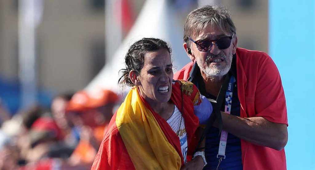 Majida Maayouf, a su llegada a meta en la maratón de los JJ.OO de París, donde tuvo que ser asistida.