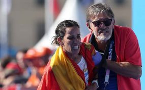 Majida Maayouf, a su llegada a meta en la maratón de los JJ.OO de París, donde tuvo que ser asistida.