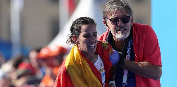 Majida Maayouf, a su llegada a meta en la maratón de los JJ.OO de París, donde tuvo que ser asistida.