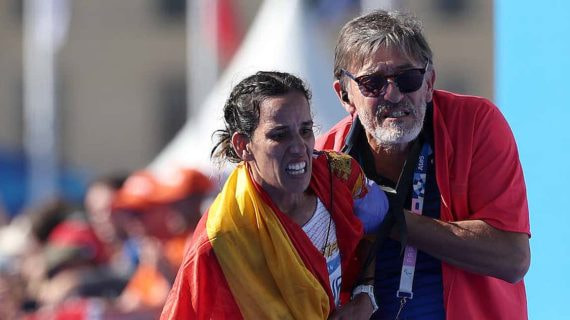 Majida Maayouf, a su llegada a meta en la maratón de los JJ.OO de París, donde tuvo que ser asistida.