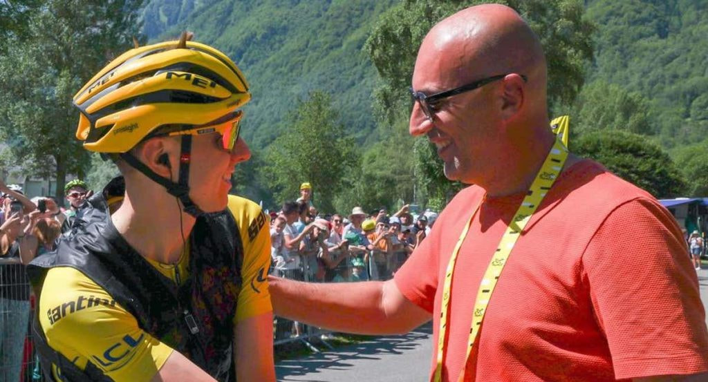 Tadej Pogacar y Alex Carera se saludan tras una etapa del Tour de Francia 2024.