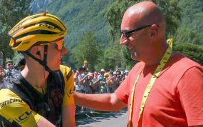 Tadej Pogacar y Alex Carera se saludan tras una etapa del Tour de Francia 2024.
