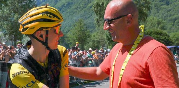 Tadej Pogacar y Alex Carera se saludan tras una etapa del Tour de Francia 2024.