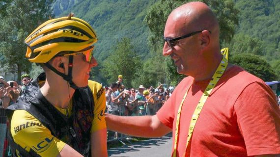 Tadej Pogacar y Alex Carera se saludan tras una etapa del Tour de Francia 2024.