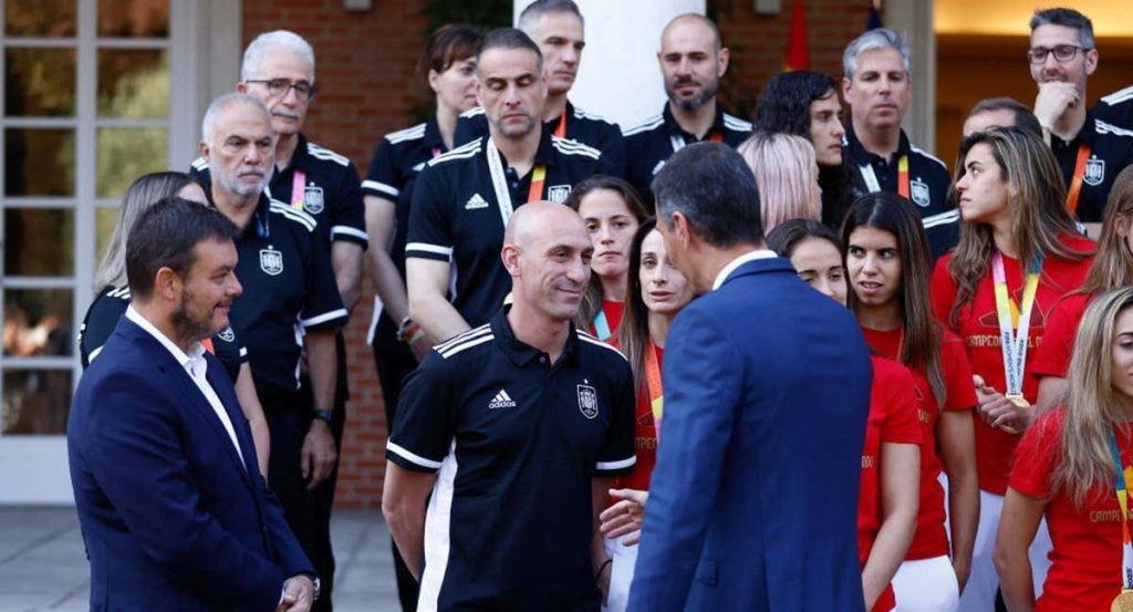 Rubiales y Pedro Sánchez, en la recepción en Moncloa a la selección femenina.