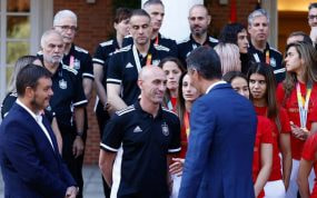 Rubiales y Pedro Sánchez, en la recepción en Moncloa a la selección femenina.