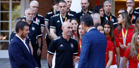 Rubiales y Pedro Sánchez, en la recepción en Moncloa a la selección femenina.