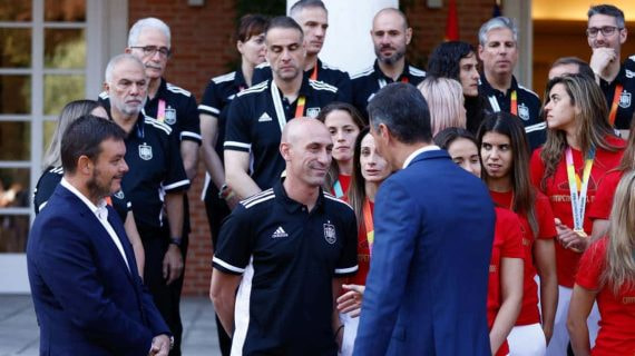 Rubiales y Pedro Sánchez, en la recepción en Moncloa a la selección femenina.