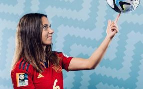 Aitana Bonmatí, jugadora del Barça y de la Selección, durante la sesión de fotos de la FIFA.