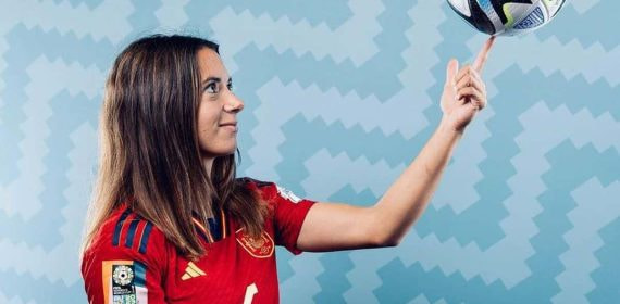 Aitana Bonmatí, jugadora del Barça y de la Selección, durante la sesión de fotos de la FIFA.