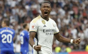 David Alaba celebra el triunfo ante el Getafe en el Santiago Bernabéu.