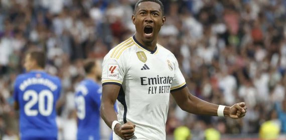 David Alaba celebra el triunfo ante el Getafe en el Santiago Bernabéu.
