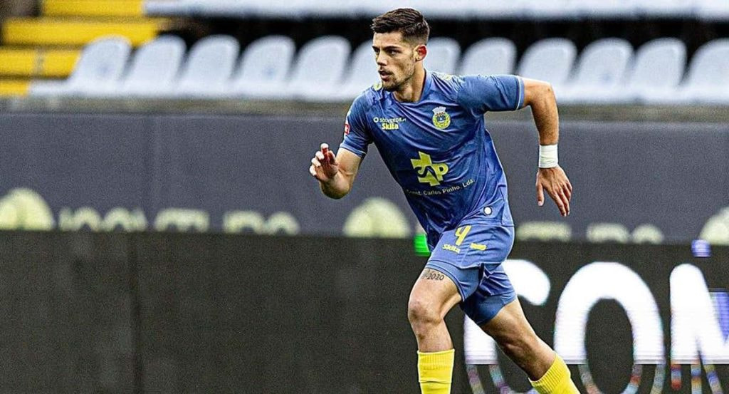 El central interesa a dos equipos españoles.