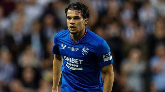 Ianis Hagi disputando un encuentro con el Rangers escocés.