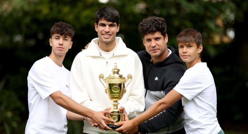 Carlos Alcaraz posa junto a sus tres hermanos (Sergio, Álvaro y Jaime, de izquierda a derecha) el día después de ganar Wimbledon.