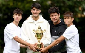 Carlos Alcaraz posa junto a sus tres hermanos (Sergio, Álvaro y Jaime, de izquierda a derecha) el día después de ganar Wimbledon.