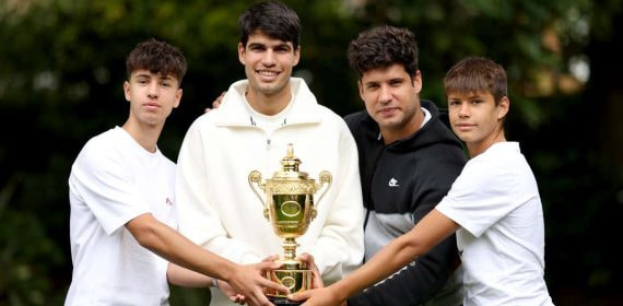 Carlos Alcaraz posa junto a sus tres hermanos (Sergio, Álvaro y Jaime, de izquierda a derecha) el día después de ganar Wimbledon.