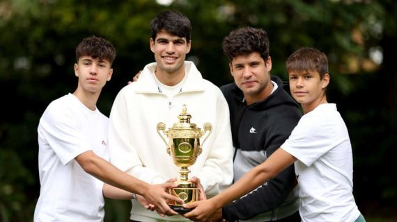 Carlos Alcaraz posa junto a sus tres hermanos (Sergio, Álvaro y Jaime, de izquierda a derecha) el día después de ganar Wimbledon.
