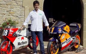 Álex Crivillé en la presentación de un gran premio.