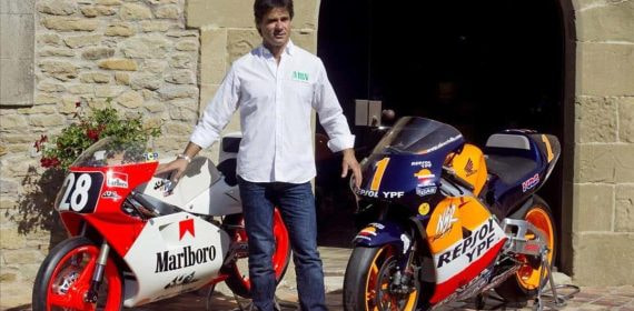 Álex Crivillé en la presentación de un gran premio.
