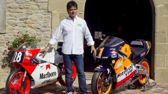 Álex Crivillé en la presentación de un gran premio.