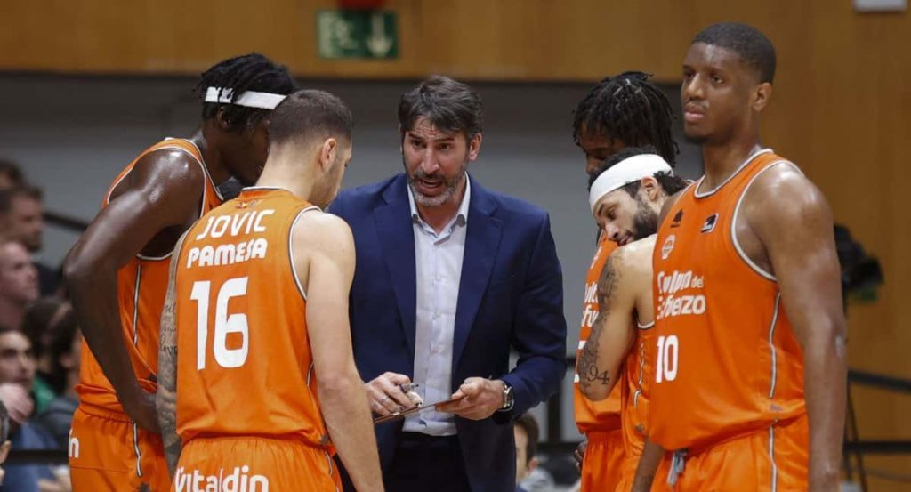 Álex Mumbrú da instrucciones a sus jugadores en su partido ante el Joventut.