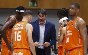 Álex Mumbrú da instrucciones a sus jugadores en su partido ante el Joventut.