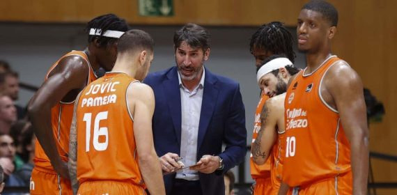 Álex Mumbrú da instrucciones a sus jugadores en su partido ante el Joventut.