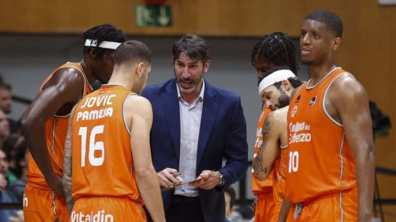Álex Mumbrú da instrucciones a sus jugadores en su partido ante el Joventut.