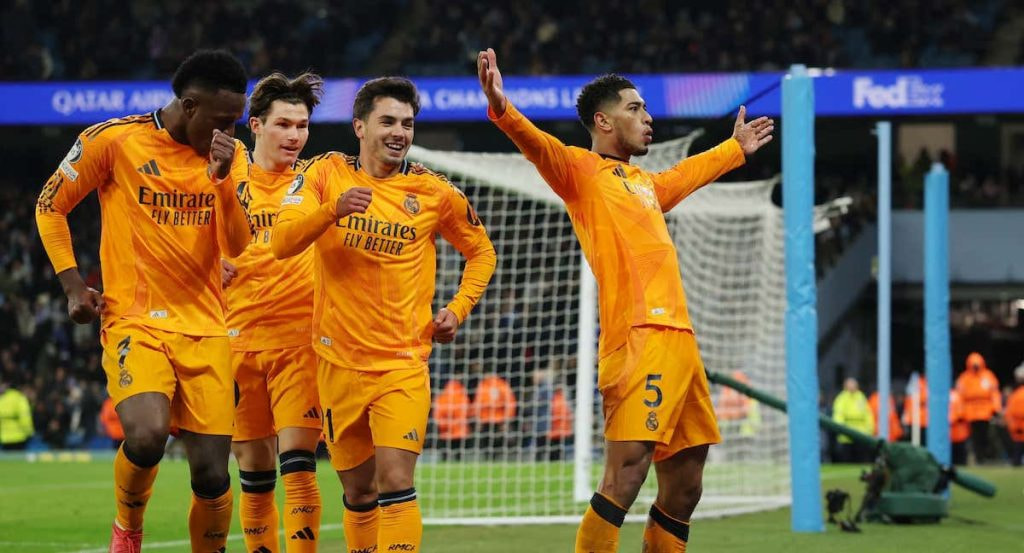 Jude Bellingham celebra el gol de la victoria del Real Madrid en el Etihad Stadium.